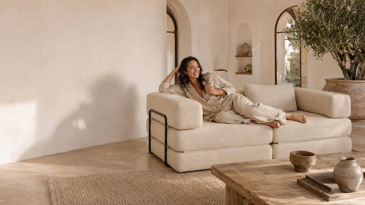 Canapé-lit modulable Kovena Duo beige écru installé dans un salon lumineux