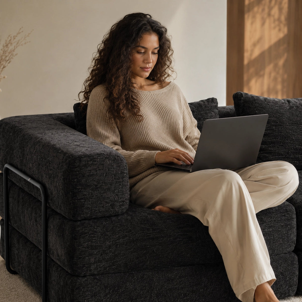 Canapé-lit modulable Kovena Duo gris anthracite installé dans un salon