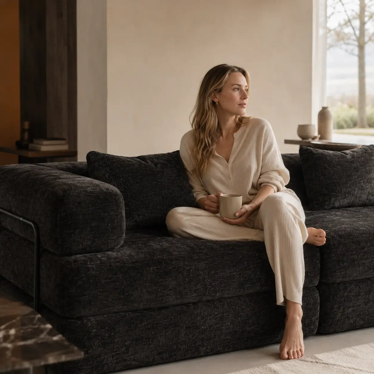 Canapé-lit modulable Kovena Trio gris anthracite installé dans un salon